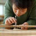 電動ドライバーを使う坂本明美さん