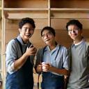 完成した収納棚を囲んで笑顔の参加者たち